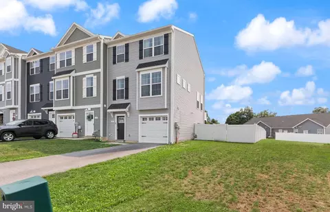 32 Coop Ln, Hanover, PA 17331