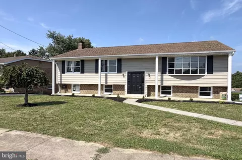 7 Crestline Dr, Manchester, PA 17345