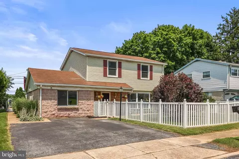 975 Marbrook Ln, York, PA 17404