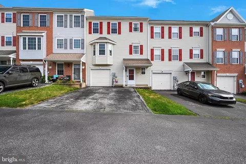 208 Country Ridge Dr, Red Lion, PA 17356