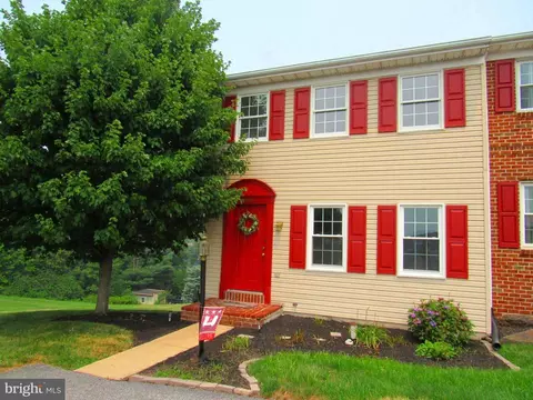 2685 Woodmont Dr, York, PA 17404