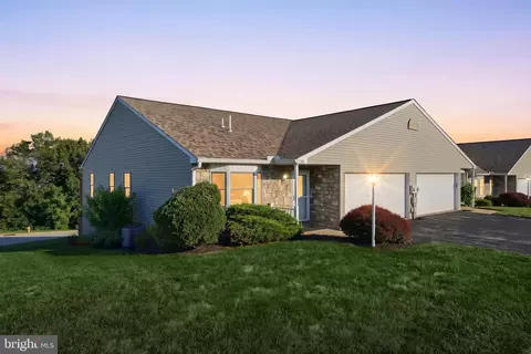2451 Pin Oak Dr #58, York, PA 17406