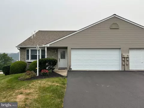 2475 Pin Oak Dr #64, York, PA 17406