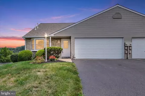 2475 Pin Oak Dr #64, York, PA 17406