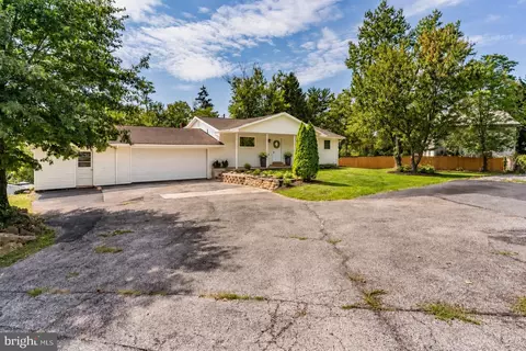 65 Bunker Ln, Etters, PA 17319