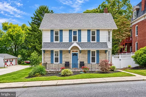 9 W Pennsylvania Ave, Stewartstown, PA 17363