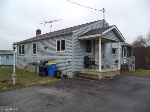 1213 S Lake Rd, Spring Grove, PA 17362