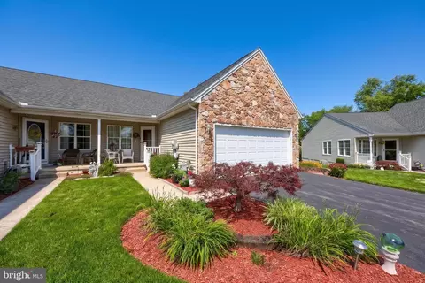 1738 Boxwood Ct, Dover, PA 17315