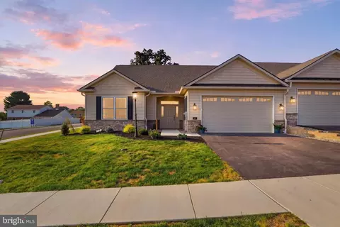 616 Bluff Stone Dr, York, PA 17402