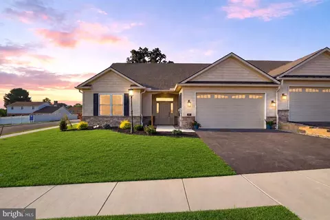 616 Bluff Stone Dr, York, PA 17402
