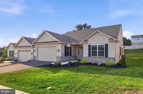 620 Bluff Stone Dr, York, PA 17402