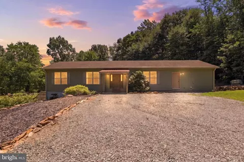 4242 Nature Ln, Windsor, PA 17366