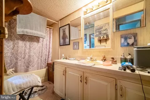 Bath - 33 W Maple St, East Prospect, PA 17317 photo 3 of 4
