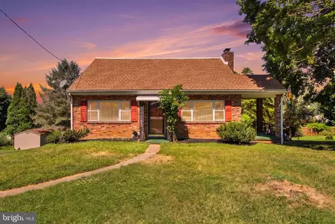 415 Woodland View Dr, York, PA 17406