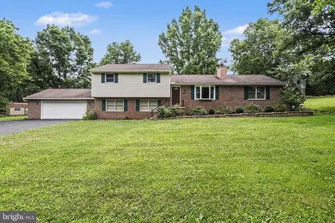 6825 Glatfelters Station Rd, Seven Valleys, PA 17360