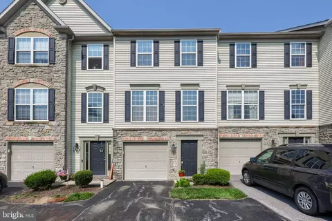 2762 Hunters Crest Dr, York, PA 17402