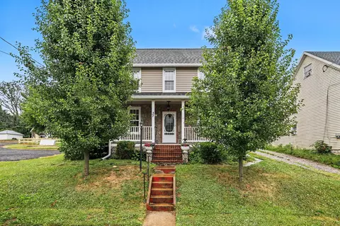 37 High St, Stewartstown, PA 17363