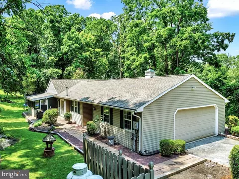 30 Lakeview Ct, Wellsville, PA 17365