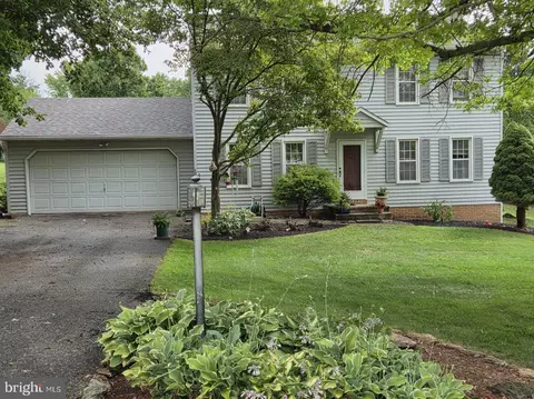7 Cardinal Dr, Glen Rock, PA 17327