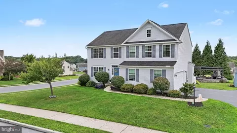 320 Woodbridge Dr, Etters, PA 17319