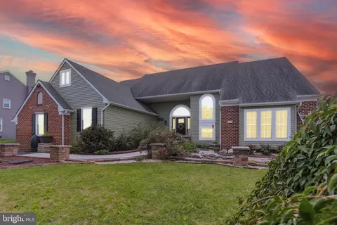 206 Fairview Dr, Hanover, PA 17331