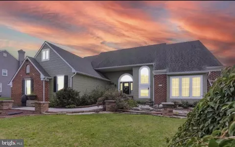 206 Fairview Dr, Hanover, PA 17331