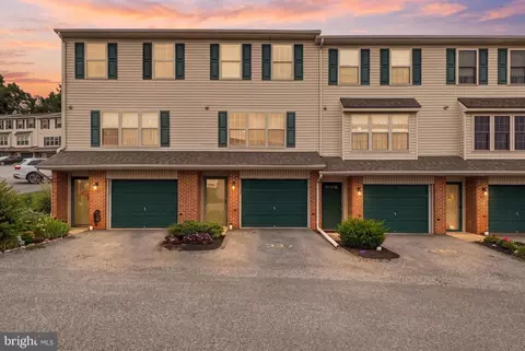 337 Country Club Rd #8, Red Lion, PA 17356