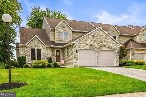 2716 Fairway Dr #2716, York, PA 17402
