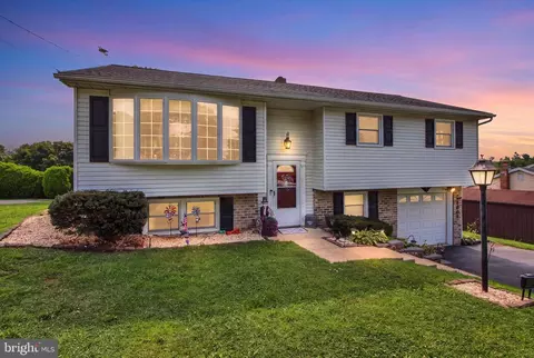 4003 Charity Dr, Red Lion, PA 17356