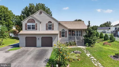 55 Farm Ln, Manchester, PA 17345