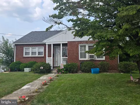 553 E Main St, Dallastown, PA 17313
