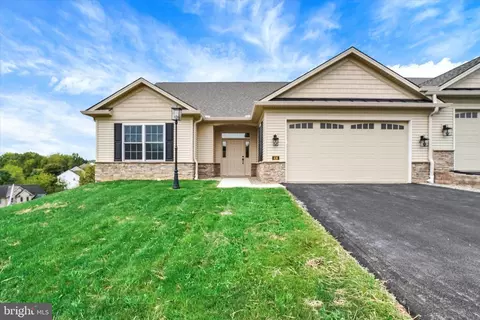 416 Ledge Rock Dr #20, York, PA 17402
