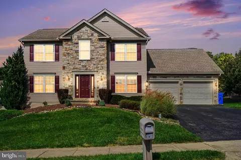 321 Braddock Dr, Etters, PA 17319