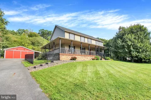 1147 Lake Rd, Spring Grove, PA 17362