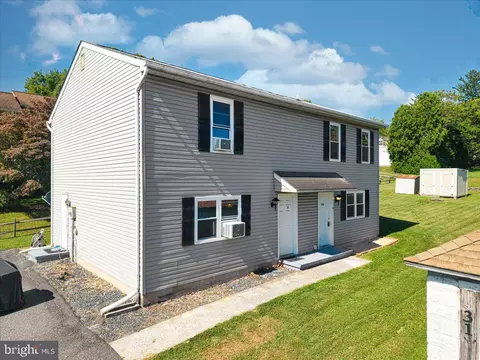 33 W 33a W Pennsylvania Ave, Stewartstown, PA 17363