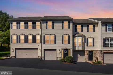 2714 Hunters Crest Dr #28, York, PA 17402