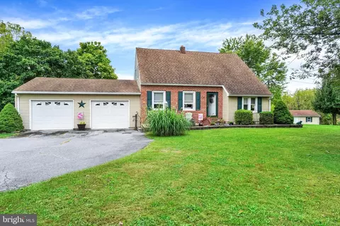 64 Locust Point Rd, Manchester, PA 17345