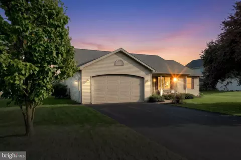 215 Torrey Pines Dr, Mount Wolf, PA 17347