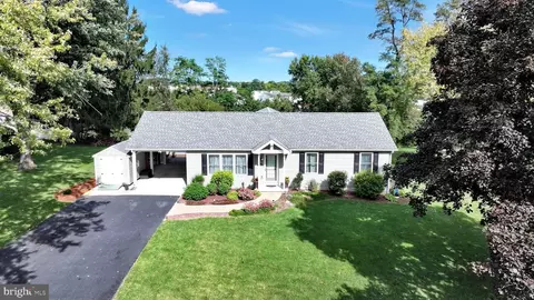 25 York Hill Rd, Etters, PA 17319