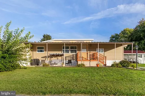 809 Lake Cir, Mount Wolf, PA 17347