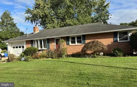 2018 Pineview Dr, York, PA 17408