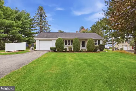 4514 Shangri-la Rd, Stewartstown, PA 17363