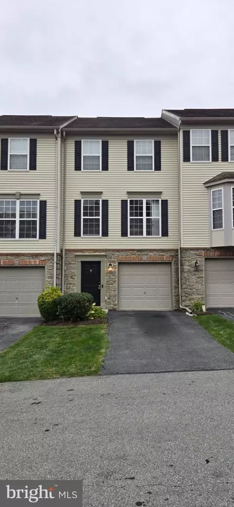2702 Hunt Club Dr #2, York, PA 17402
