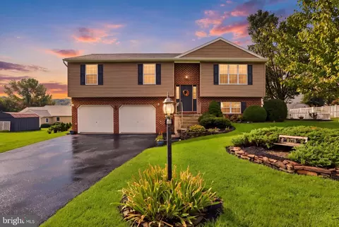 245 Abbey Dr, Mount Wolf, PA 17347