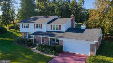 1942 Plain View Dr, Spring Grove, PA 17362