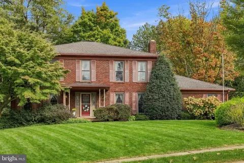 525 Eton Ln, York, PA 17402