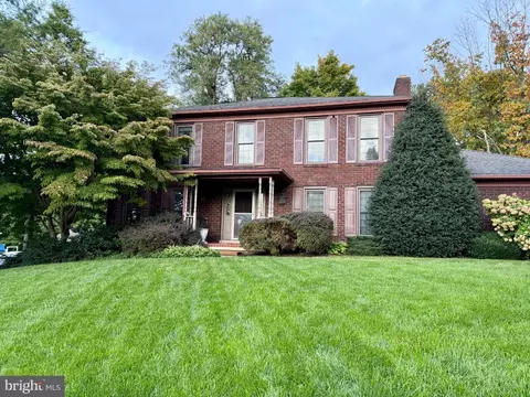 525 Eton Ln, York, PA 17402