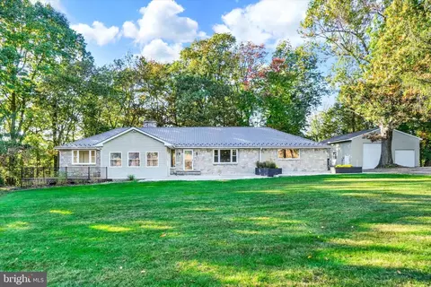 45 Gravel Hill Rd, Mount Wolf, PA 17347