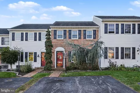 2360 Woodmont Dr, York, PA 17404