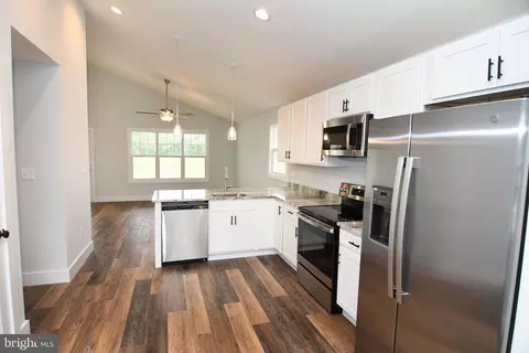 16 Johnson St, Onancock, VA 23417 photo 3